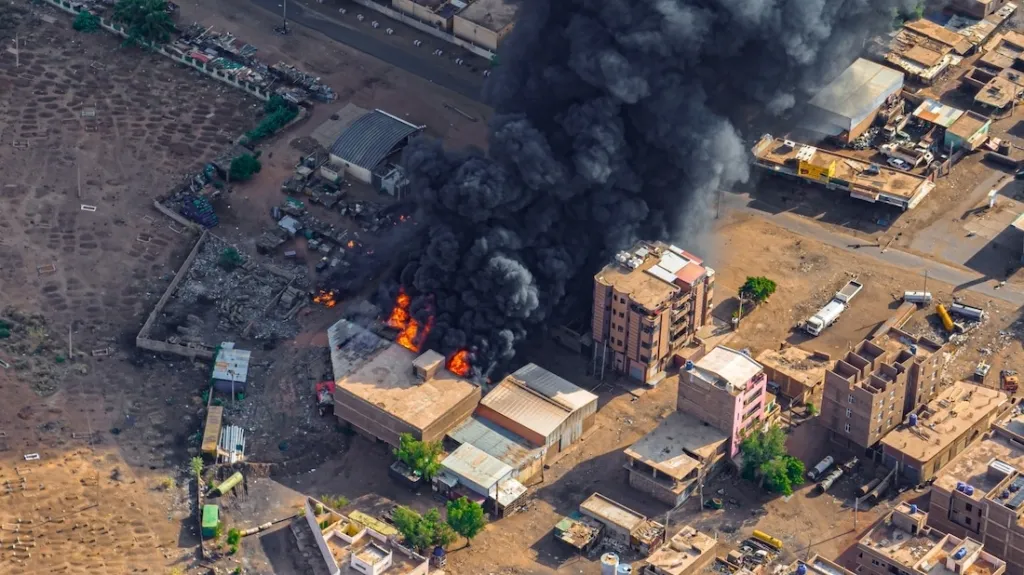 building fire with heavy smoke